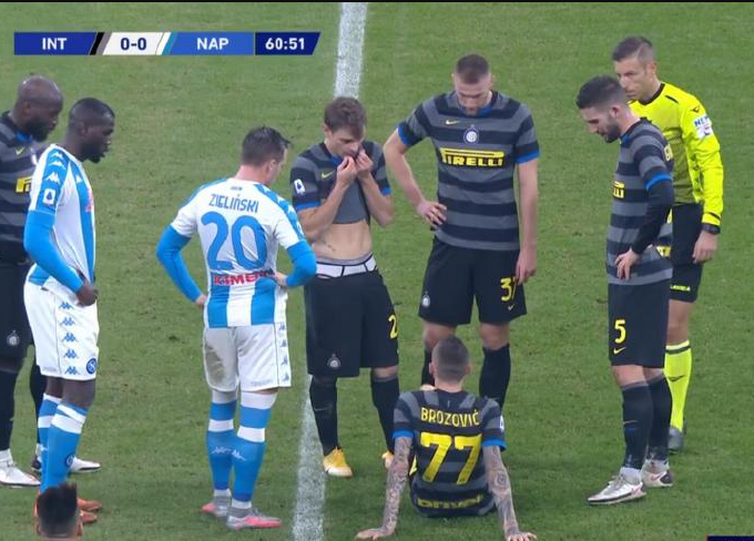  国米终结罗马不败金身，巴雷拉角球直接破门  